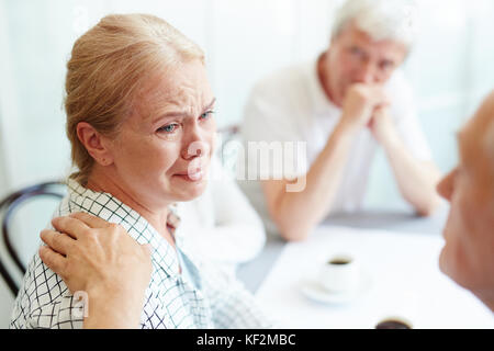 Die Pflege von Weinen Freund Stockfoto