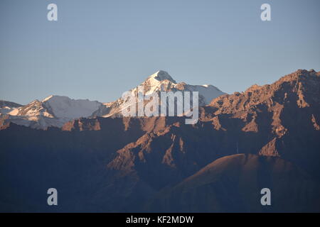 Morgen Sonnenschein auf stok kangri von Leh Stockfoto