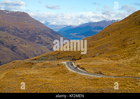 Die Crown Range Road, höchsten asphaltierten Strasse in Neuseeland, läuft zwischen Queenstown und Wanaka Stockfoto