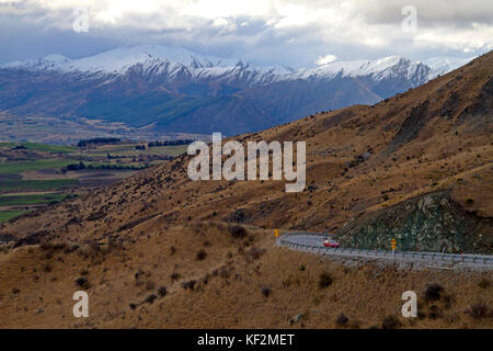 Die Crown Range Road, höchsten asphaltierten Strasse in Neuseeland, läuft zwischen Queenstown und Wanaka Stockfoto