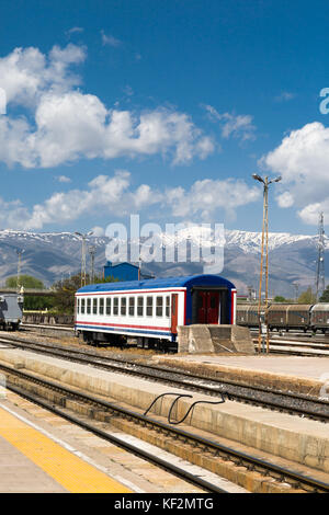 ERZURUM, Türkei - Mai 06, 2017: Wagon Ansicht des Orient Express auf die Bahn an bewölkten Himmel Hintergrund. Es ist berühmt Zugverbindung zwischen Ankara ein Stockfoto