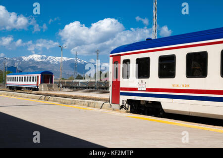 ERZURUM, Türkei - Mai 06, 2017: Wagon Ansicht des Orient Express auf die Bahn an bewölkten Himmel Hintergrund. Es ist berühmt Zugverbindung zwischen Ankara ein Stockfoto