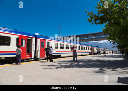 ERZURUM, Türkei - Mai 06, 2017: Wagon Ansicht des Orient Express auf die Bahn an bewölkten Himmel Hintergrund. Es ist berühmt Zugverbindung zwischen Ankara ein Stockfoto