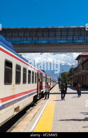 ERZURUM, Türkei - Mai 06, 2017: Wagon Ansicht des Orient Express auf die Bahn an bewölkten Himmel Hintergrund. Es ist berühmt Zugverbindung zwischen Ankara ein Stockfoto