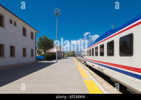 ERZURUM, Türkei - Mai 06, 2017: Wagon Ansicht des Orient Express auf die Bahn an bewölkten Himmel Hintergrund. Es ist berühmt Zugverbindung zwischen Ankara ein Stockfoto