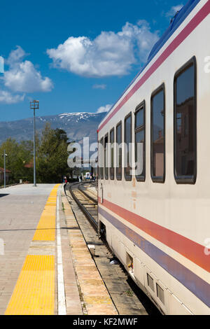 ERZURUM, Türkei - Mai 06, 2017: Wagon Ansicht des Orient Express auf die Bahn an bewölkten Himmel Hintergrund. Es ist berühmt Zugverbindung zwischen Ankara ein Stockfoto