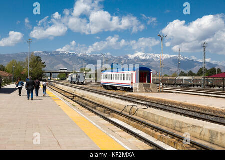 ERZURUM, Türkei - Mai 06, 2017: Wagon Ansicht des Orient Express auf die Bahn an bewölkten Himmel Hintergrund. Es ist berühmt Zugverbindung zwischen Ankara ein Stockfoto