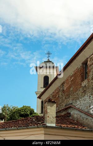 Blick von der Straße zum Glockenturm über die Dächer der Altstadt von Plovdiv, Bulgarien Stockfoto