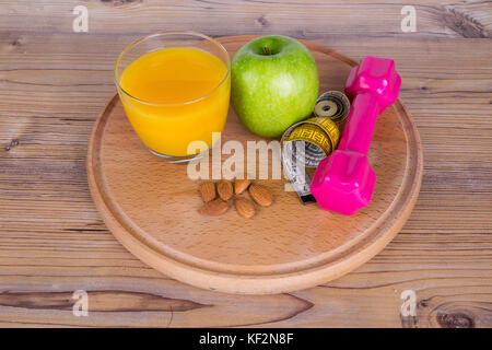 Nahaufnahme, Ansicht von oben Obst-, Mandel- und Orangensaft, geringes Gewicht mit Gesund fit Konzept auf Holz- Hintergrund. Stockfoto