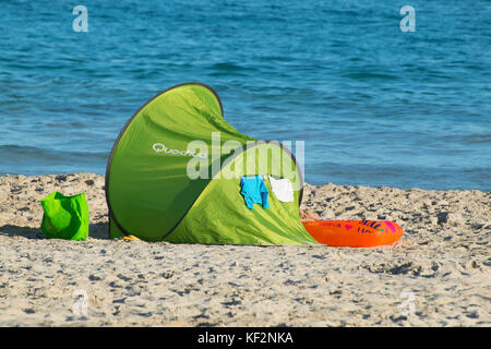 Zelt auf dem Sand am Strand von S'illot, Mallorca Stockfoto