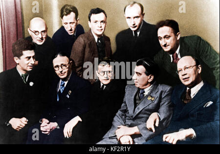 Dmitri Schostakowitsch mit anderen russischen Komponisten in Moskau, 1946. Sitzung (v.l.n.r.): A.I. Chatschaturjan, Uzeir Gadzhibekov, D.D. Schostakowitsch, R. M. Gliere, S.S. Prokofjew. Russischen Komponisten, 25. September 1906 - 9. August 1975. Schostakowitsch. Eingefärbte Version. Stockfoto