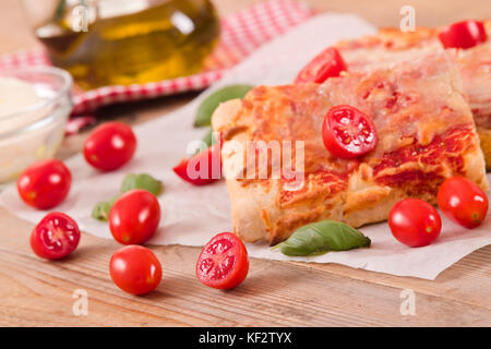 Italienische Pizza mit Käse, Tomaten und frischem Basilikum. Stockfoto