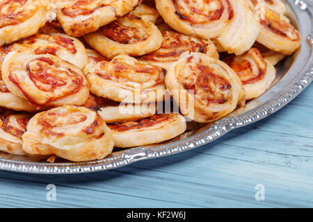 Hausgemachten Speck Schnecke wie Pizza Hawaii Brötchen mit servierteller auf vintage Holz- Hintergrund Stockfoto