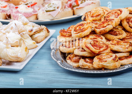 Hausgemachten Speck Schnecke wie Pizza Hawaii Brötchen mit servierteller auf vintage Holz- Hintergrund Stockfoto