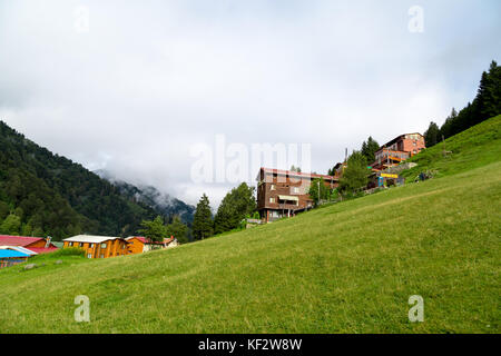 RIZE, Türkei - 16. AUGUST 2016: Allgemeine Landschaft Blick auf berühmte Ayder Plateau in Camlihemsin, Rize. Ayder Plateau hat große Wiesenfläche mit Holz- m Stockfoto