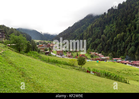 RIZE, Türkei - 16. AUGUST 2016: Allgemeine Landschaft Blick auf berühmte Ayder Plateau in Camlihemsin, Rize. Ayder Plateau hat große Wiesenfläche mit Holz- m Stockfoto