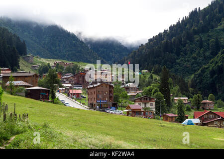 RIZE, Türkei - 16. AUGUST 2016: Allgemeine Landschaft Blick auf berühmte Ayder Plateau in Camlihemsin, Rize. Ayder Plateau hat große Wiesenfläche mit Holz- m Stockfoto