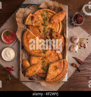 Verschiedene Torten aus Fleisch und Gemüse. frisch gebackenen Kuchen auf einem Tisch Stockfoto