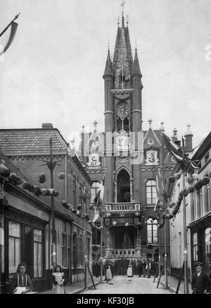 Oude stadhuis Eindhoven 1904 versierd ter ere van de komst van Koningin Wilhelmina de Prins Hendrik Stockfoto