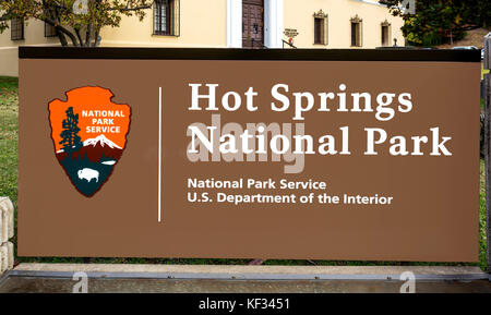 Hot Springs Nationalpark Zeichen auf der Central Avenue ('Bathhouse Row'), in der Innenstadt von Hot Springs, Arkansas, USA Stockfoto