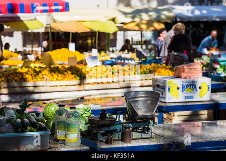 Traditionelle Waagen abgebildet auf der Ende mit einem Stand auf dem Grünen Markt im Osten der geteilten historischen Altstadt. Stockfoto