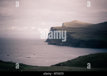 Einen malerischen Blick auf die herrliche Natur in der Nähe von Portree, einer kleinen Stadt in der Isle of Skye, Schottland Stockfoto