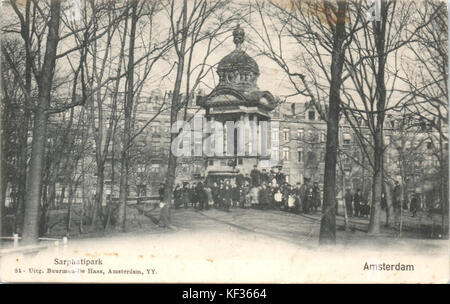Sarphatipark ist ein öffentlicher Park in Amsterdam mit Grünanlagen, Wanderwegen und Erholungsgebieten. Der Park ist auf einer alten Postkarte dargestellt, die von Uitg Buurman de Haas veröffentlicht wurde. Stockfoto