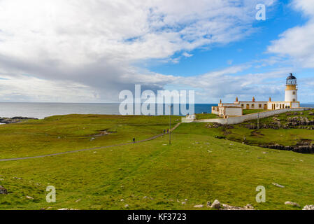 Blick auf den Neist Point Leuchtturm am westlichsten Punkt der Isle of Skye, Schottland. Stockfoto