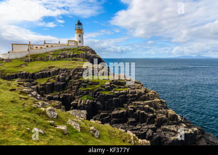 Blick auf den Neist Point Leuchtturm am westlichsten Punkt der Isle of Skye, Schottland. Stockfoto
