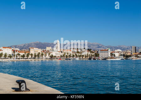 Die Promenade von Split Kurven landeinwärts in Richtung Riva - die berühmte Uferpromenade mit Cafes und Restaurants unter einer Reihe von Palmen. Stockfoto