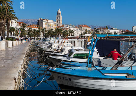 Eine Reihe von Fischerbooten angelegt am Kai bei matejuska, Port des Fischers von Split in Kroatien spät an einem Herbstnachmittag. Stockfoto