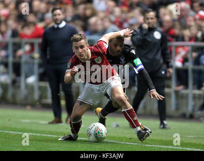 Joe Bryan von Bristol City (links) und Jason Puncheon von Crystal Palace kämpfen während des Carabao Cup-Spiels der vierten Runde am Ashton Gate in Bristol um den Ball. Stockfoto