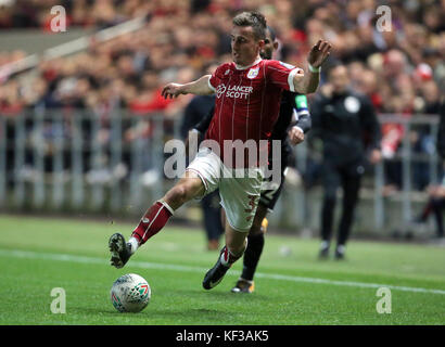 Joe Bryan von Bristol City (links) und Jason Puncheon von Crystal Palace kämpfen während des Carabao Cup-Spiels der vierten Runde am Ashton Gate in Bristol um den Ball. Stockfoto