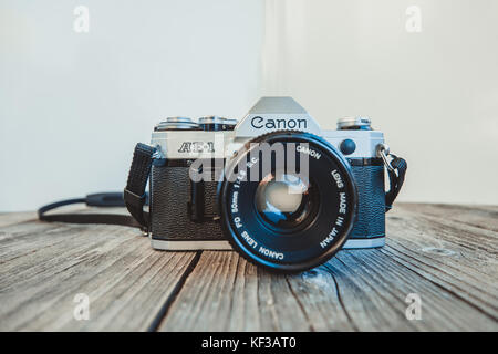 Triest, Italien - 24. Oktober 2017: Kamera Canon AE-1 35mm, Vintage Spiegelreflexkamera auf Holz Stockfoto