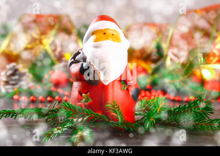 Weihnachten Spielzeug santa claus von tannenzweigen umgeben Stockfoto