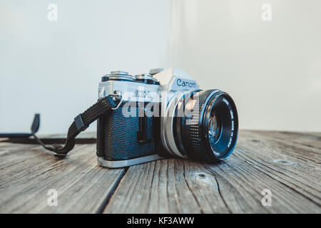 Triest, Italien, 24. Oktober 2017: Kamera Canon AE-1 35 mm, vintage SLR Kamera auf Holz Stockfoto