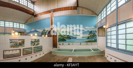 Im Inneren des 1929 entstandenen öffentlichen Badehauses "Kodakara-yu" im Edo Tokyo Open Air Architectural Museum, Tokio, Japan Stockfoto