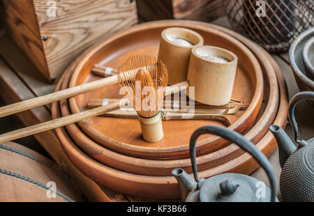 Nahaufnahme eines japanischen Teezeremonien-Utensilien im 'Maruni Shoten'-Küchenladen im Edo Tokyo Open Air Architectural Museum, Tokio, Japan Stockfoto