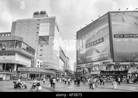 Chengdu, China - 29. September 2017: Einkaufsstraße in der Innenstadt von Chengdu. Stockfoto