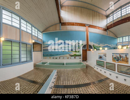 Im Inneren des 1929 entstandenen öffentlichen Badehauses "Kodakara-yu" im Edo Tokyo Open Air Architectural Museum, Tokio, Japan Stockfoto