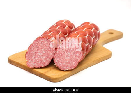 Gekochte und Wurst in zwei Stücke schneiden geräuchert auf weißem Hintergrund Stockfoto