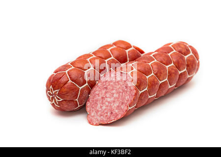 Gekochte und Wurst in zwei Stücke schneiden geräuchert auf weißem Hintergrund Stockfoto