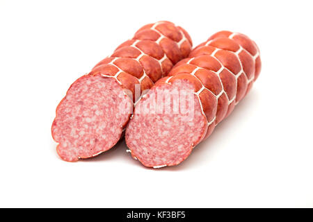 Gekochte und Wurst in zwei Stücke schneiden geräuchert auf weißem Hintergrund Stockfoto