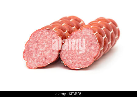 Gekochte und Wurst in zwei Stücke schneiden geräuchert auf weißem Hintergrund Stockfoto