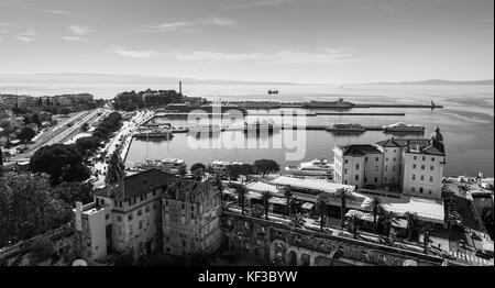 Fähren, Katamarane, Yachten und Züge auf der Ostseite der Hafen von Split gesehen - von der Glockenturm der Kathedrale des Hl. Domnius gesehen. Stockfoto