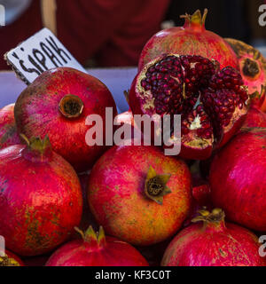 Einen festen Platz Ernte von einem Stapel von Granatapfel Obst auf dem Grünen Markt in Split gesehen - die Hauptstraße der Stadt Obst und Gemüse. Stockfoto