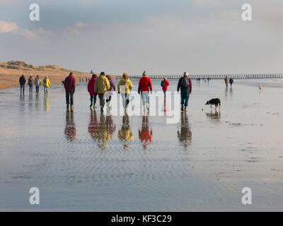 Wanderer am Climping Beach, West Sussex, England Stockfoto