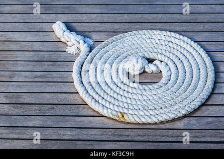 Der etwas Seil in der Nähe der linken ordentlich auf den hölzernen Deck eines kleinen Boot in der hübschen Stadt Vela Luka auf der Insel Korcula. Stockfoto