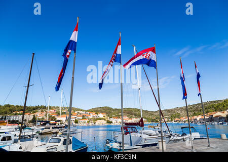 Ein Quintett von bunten kroatischen Fahnen gesehen auf dem Kai von Vela Luka, ein ziemlich geschäftigen Stadt am äußersten westlichen Ende der Insel Korcula. Stockfoto