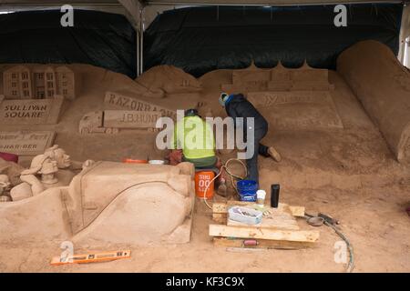 Zwei Künstler auf einem Sand Skulptur Installation in Bentonville, Arkansas, USA arbeiten. Stockfoto